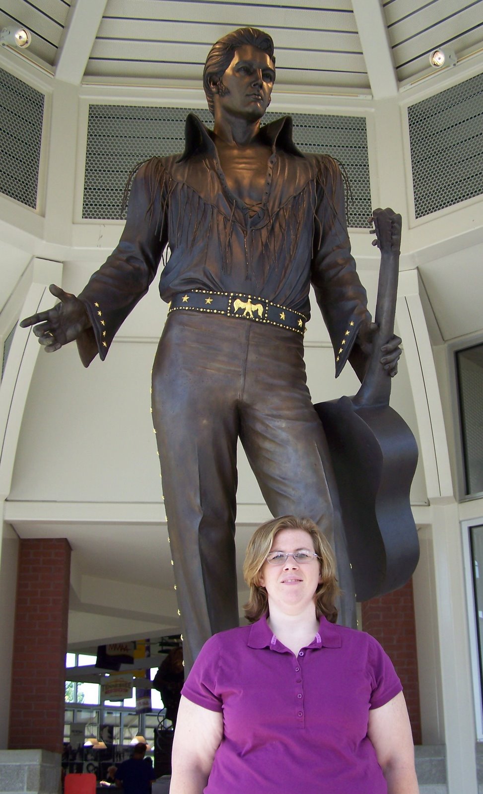 [Carrie+w+Elvis+Statue+in+Memphis.1007.jpg]