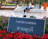 Turk bahcesi (Arka plan: Turk bahcesi sever Taylandli liseli kizlar ve budist rahip) - Kraliyet Cicek Fuari - Chiang Mai