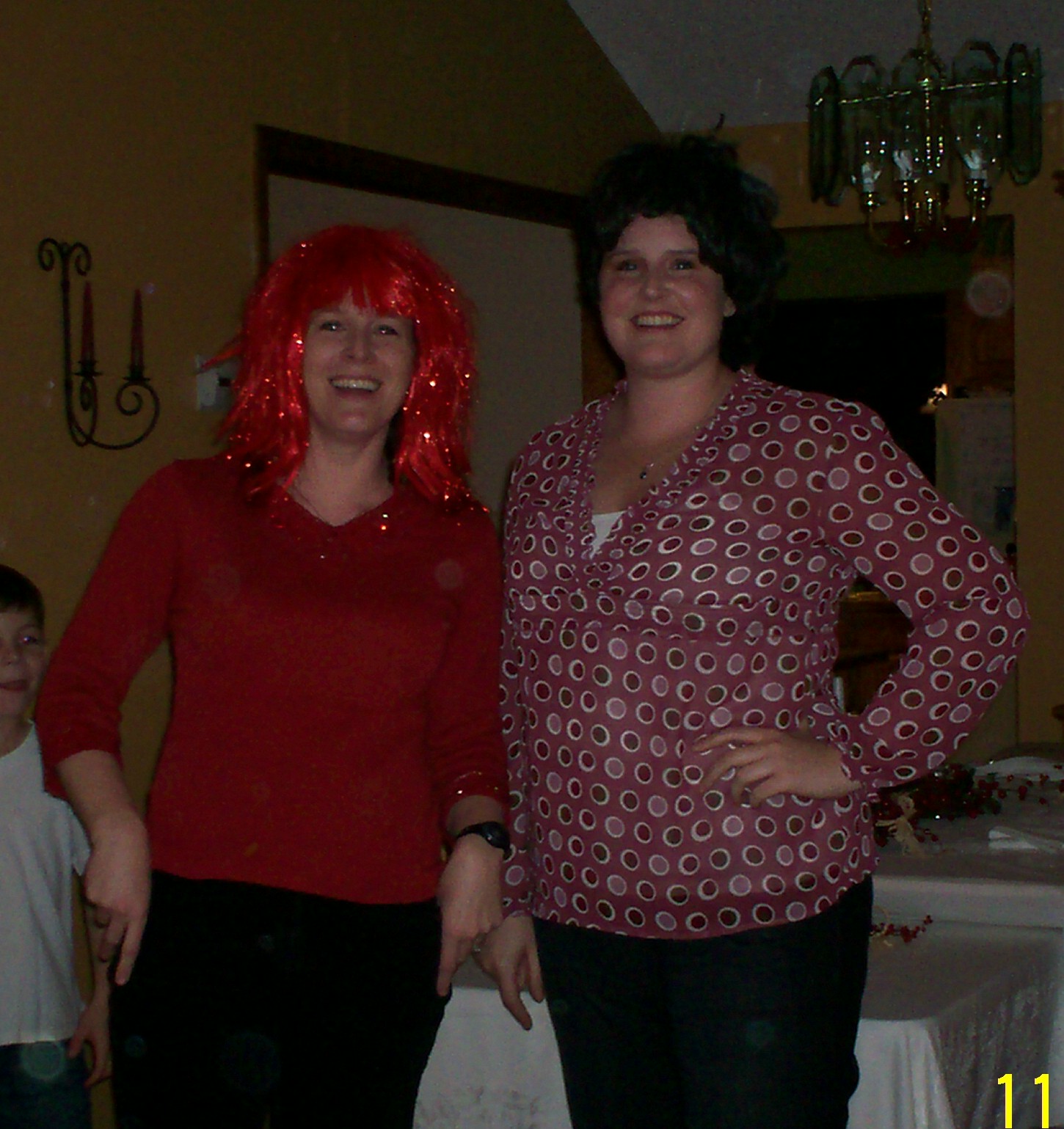 [071122+MP+and+Mo+in+wigs+on+Thanksgiving.jpg]