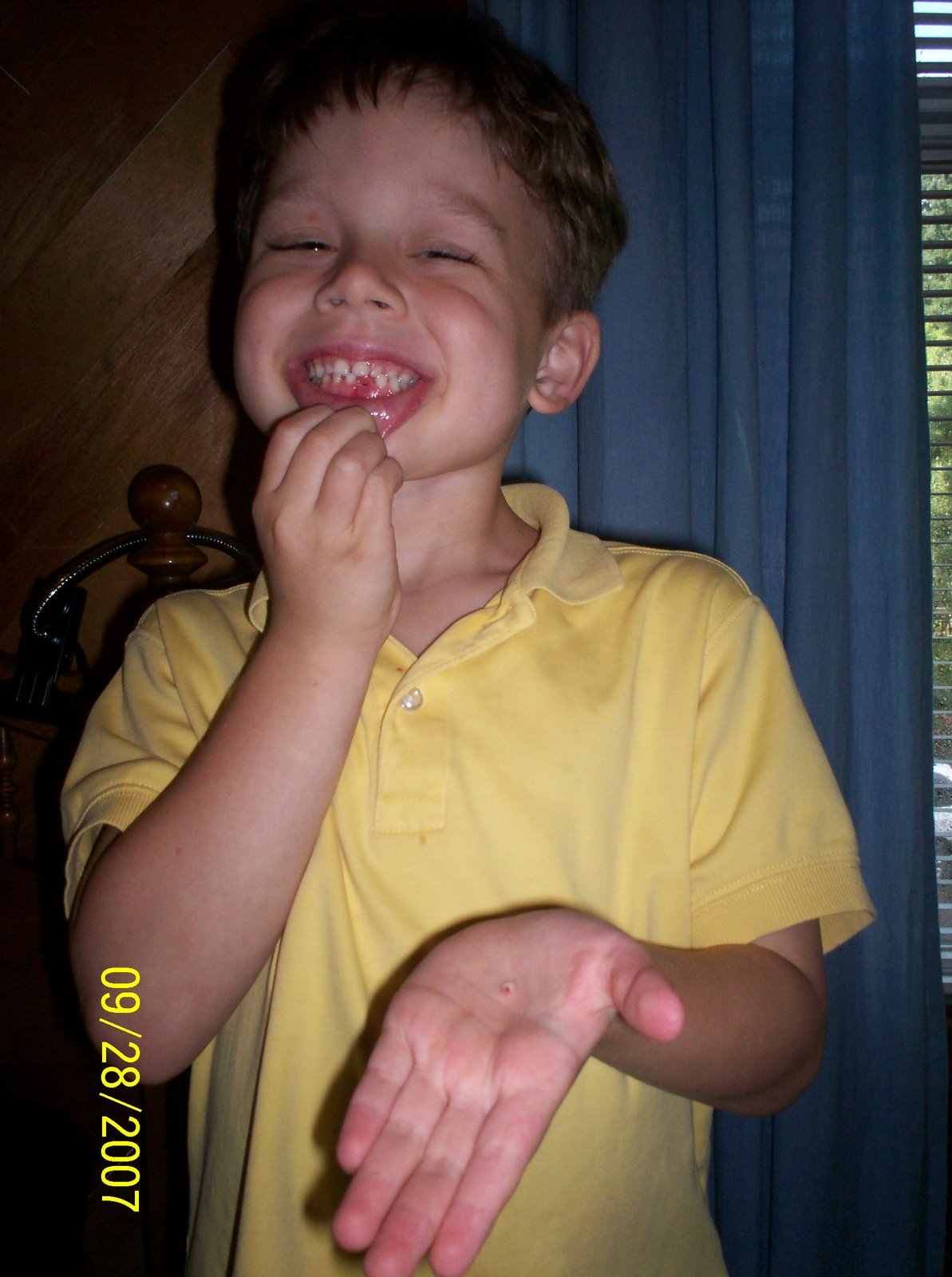 [070928+NBD+lost+his+first+tooth.jpg]