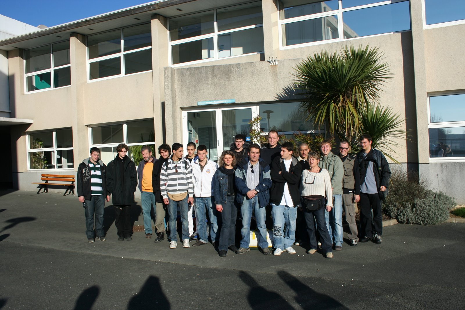 L'équipe française devant le lycée, à La Rochelle