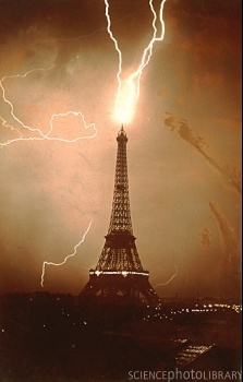 [SPL_E_E145404-Lightning_bolts_striking_the_Eiffel_Tower-SPL.jpg]