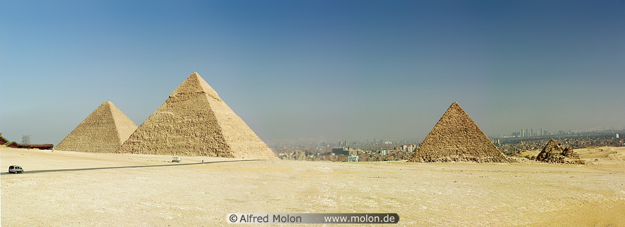 [21 Panorama view of the Giseh pyramids.jpg]