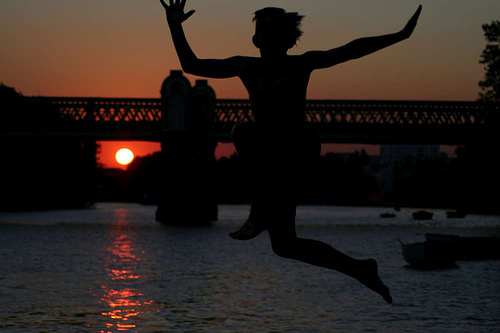 [to-jump-to-the-river-puente-atardecer.jpg]