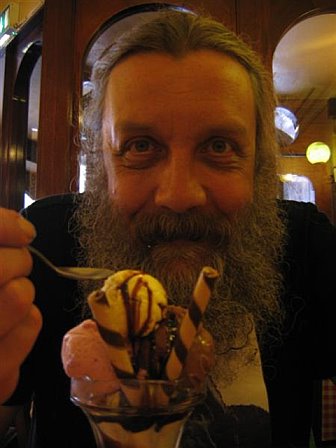 [Alan+Moore+eating+ice+cream.jpg]