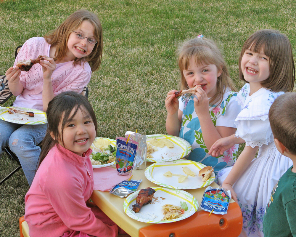 [0416-party+dinner+kids.jpg]
