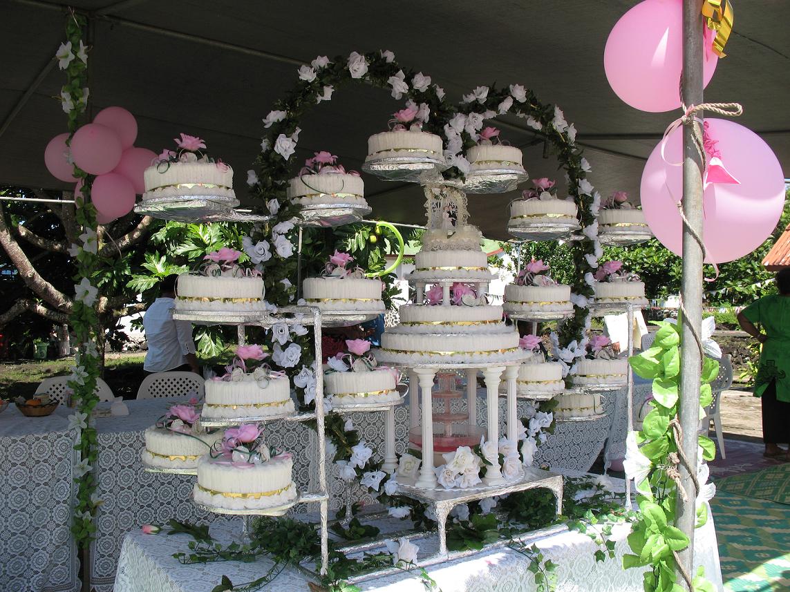 [bride+cake.jpg]