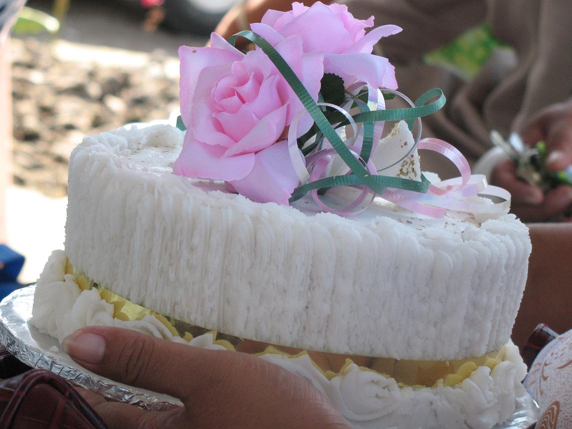 [bride+cake+close.jpg]