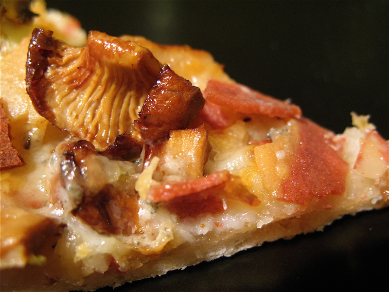 [chanterelle_bacon+pizza.jpg]