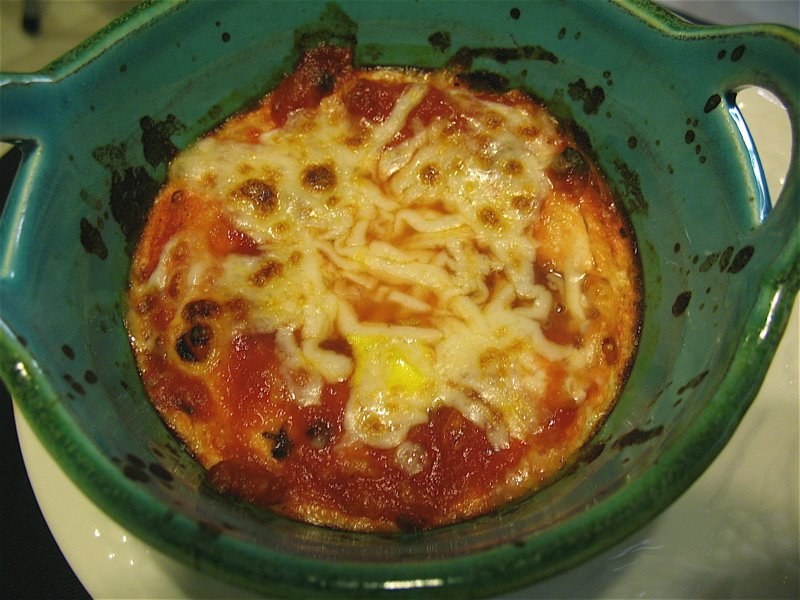 [baked+eggs+in+tomato+sauce.jpg]