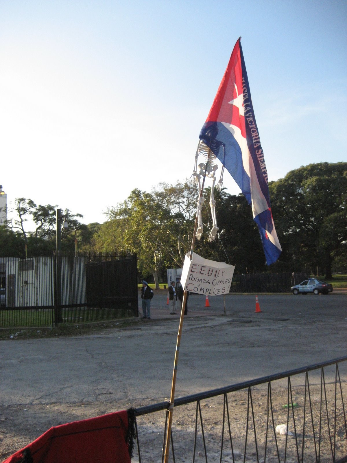 [Bandera+cubana+contra+la+Embajada+de+EEUU+y+Posada+Carriles.JPG]