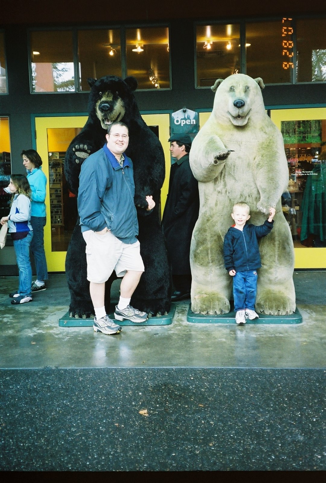 [09-28-07+Dad+and+Austin+by+Bears+-+Portlanc+Zoo.jpg]