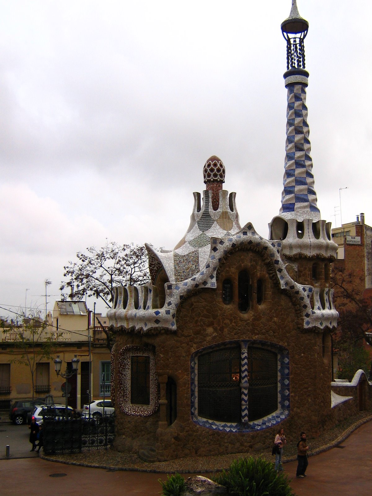 [25+obras+de+Gaudí.jpg]