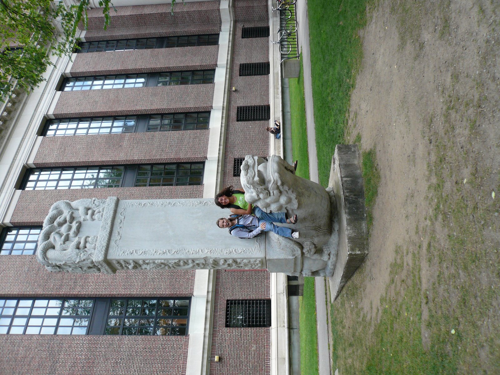 [Crazy+Harvard+Statue+Alana+and+I.jpg]