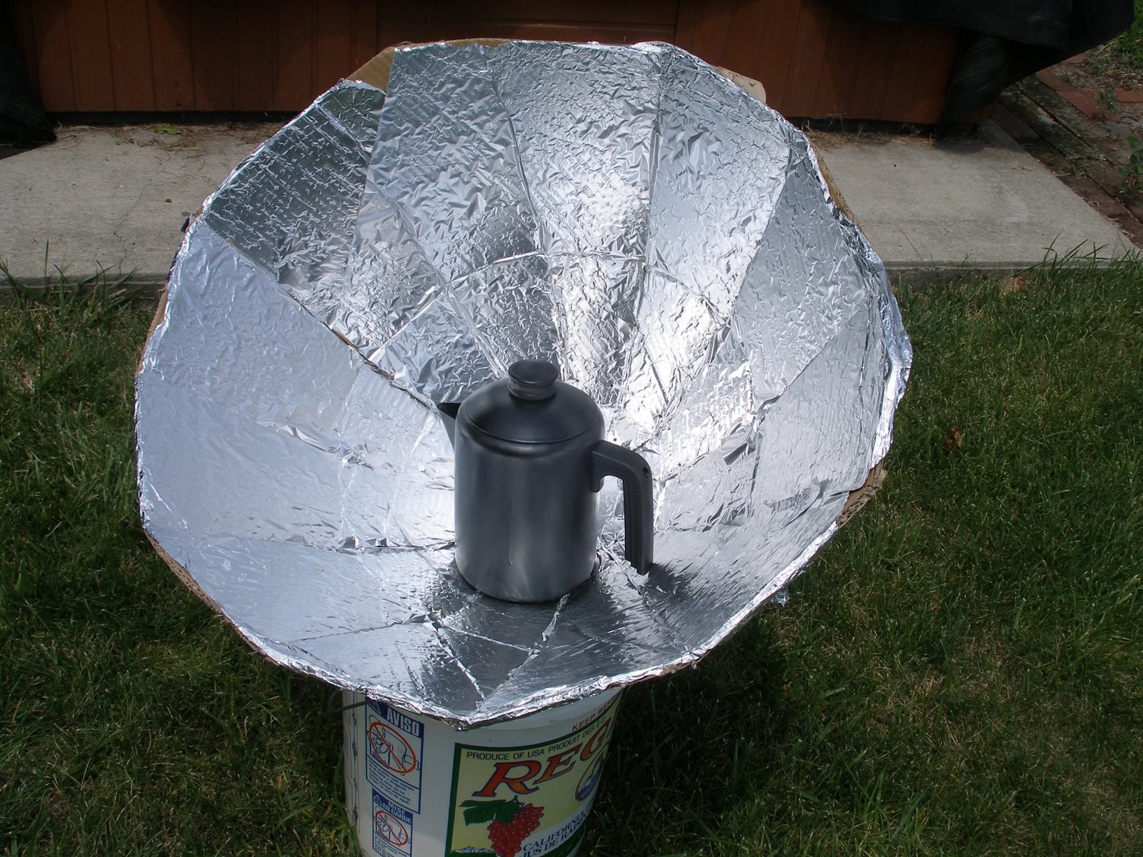 [solar+cooker+with+pot1.jpg]