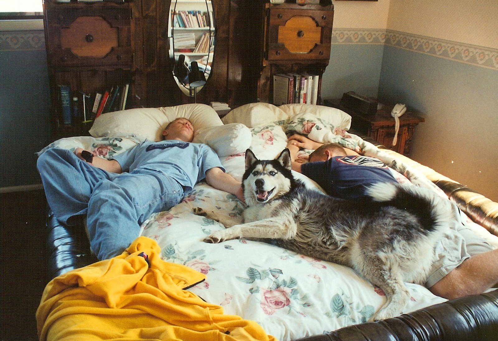 [2002+Kiska+&+boys+nap+mom's+bed.jpg]