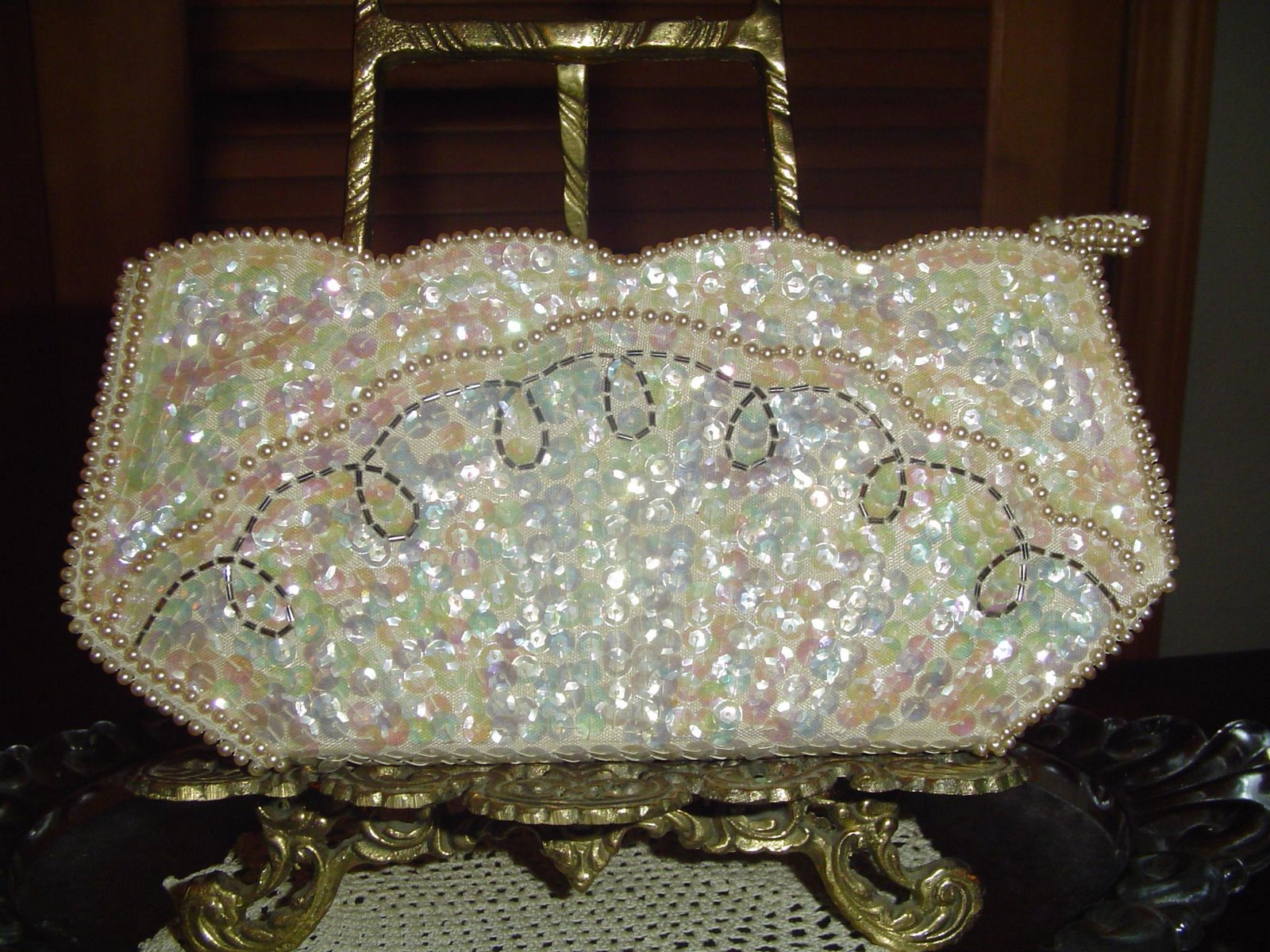 [Sequin,+Pearl+and+buggle+bead+purse.JPG]