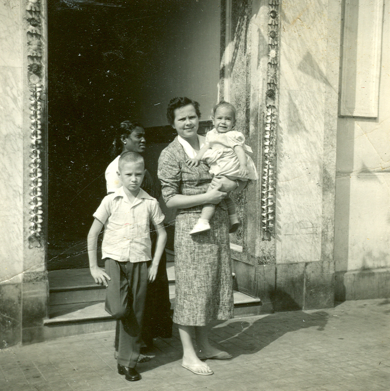 [Nilmoni__Craig,+Mary+Jo+and_Maggie_1956_Calcutta.jpg]