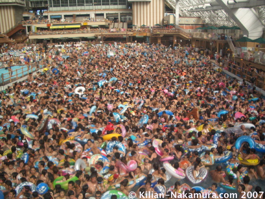 [tokyo-summerland-packed-wave-pool.jpg]