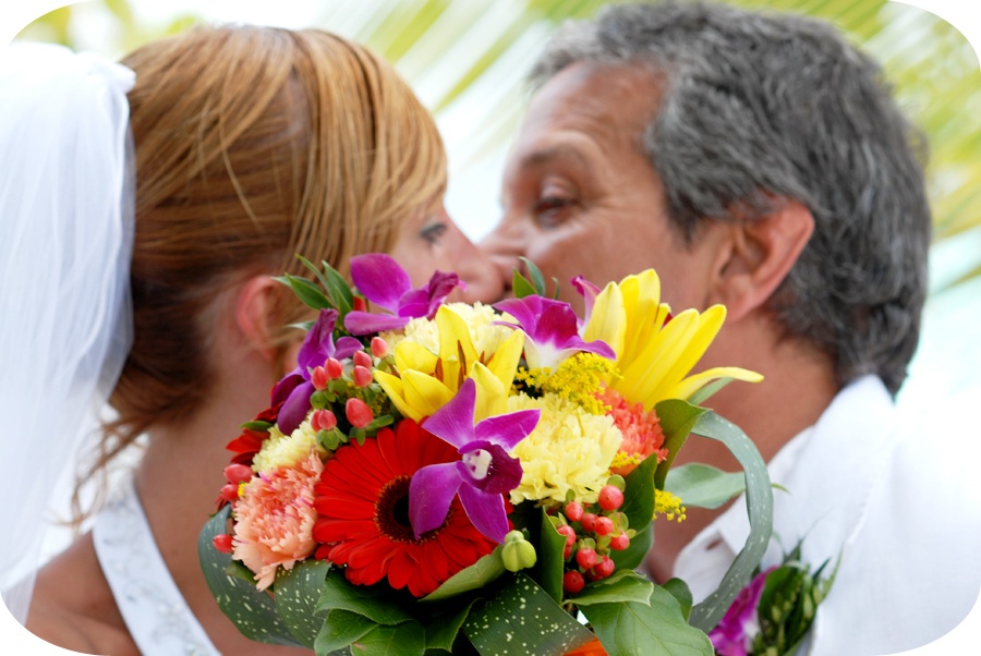 [Gloria+kiss+with+flowers.jpg]