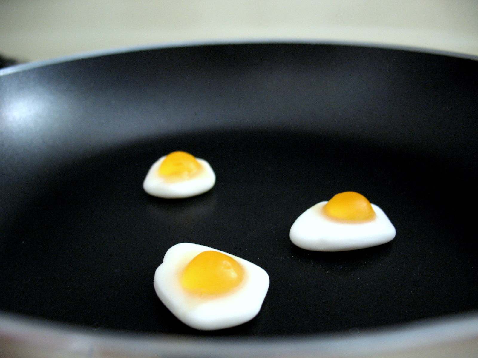 [Gummi+Eggs+in+pan.JPG]