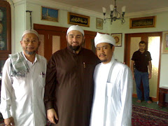 Sheikh Habib Afifuddin Al-Jailani (tengah), Sheikh Rohimuddin Al-Bantani (kiri), Hj Mat Nor (kanan)