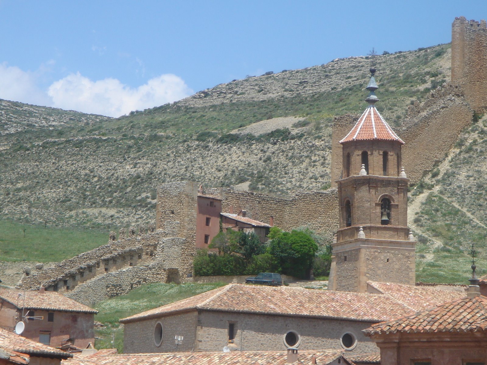 [Albarracín.+Murallas+y+torre+de+Santiago.JPG]