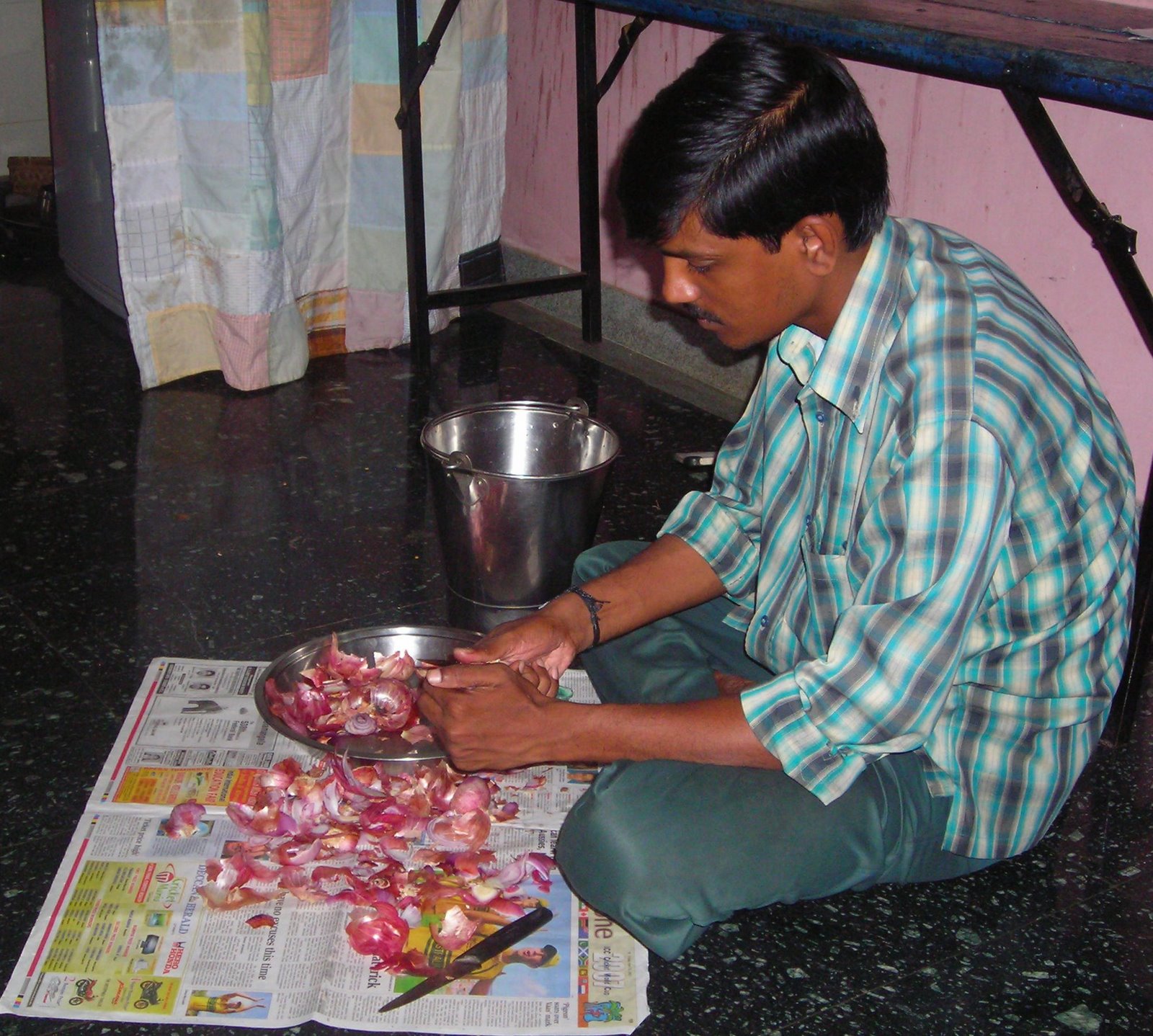 [2008.04.28+Sukrupa+Ramesh+Preparing+Onions.jpg]