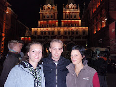 Gabi, Armin und Betty vorm Eingang zum Roten Platz