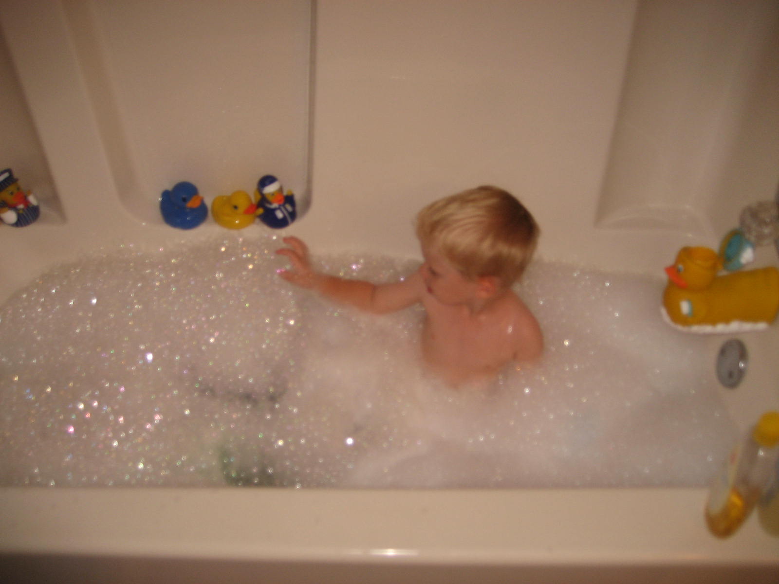[Ryan+and+his+bubble+bath+001.jpg]