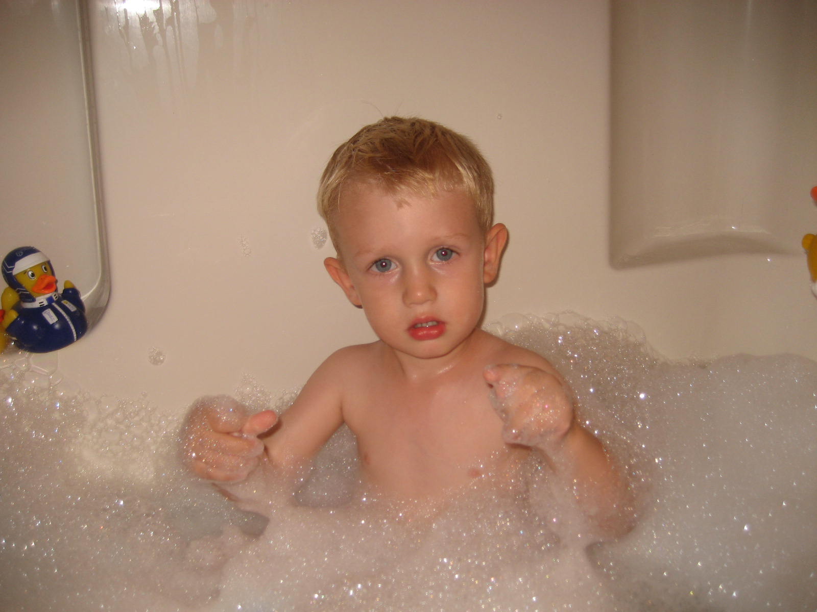 [Ryan+and+his+bubble+bath+003.jpg]
