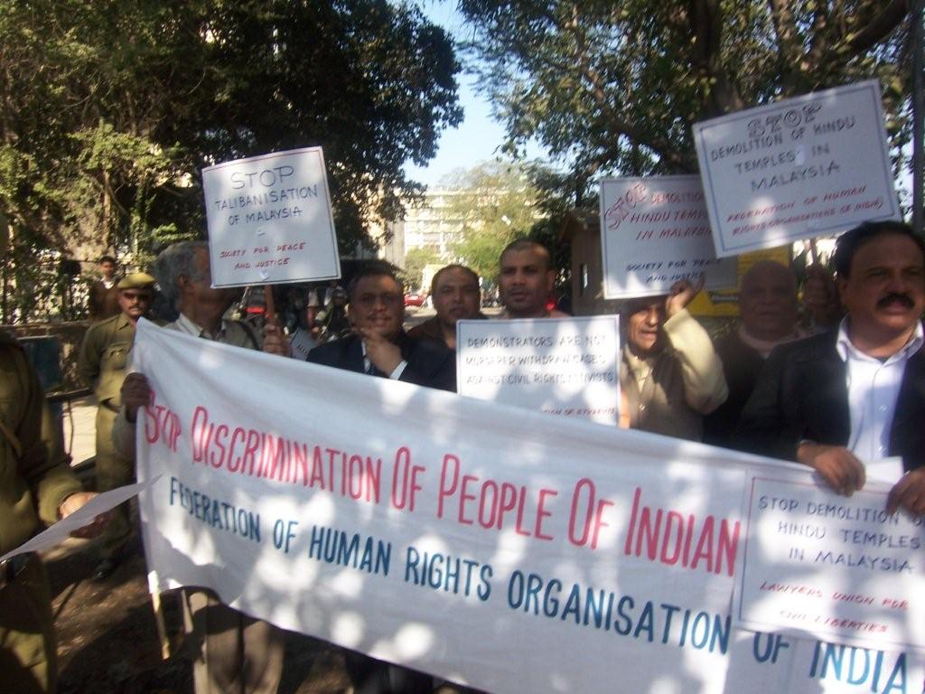 [pictures-of-demonstration-of-fhroi-at-malaysian-high-commission-on-24122007-at-new-delhi.jpg]