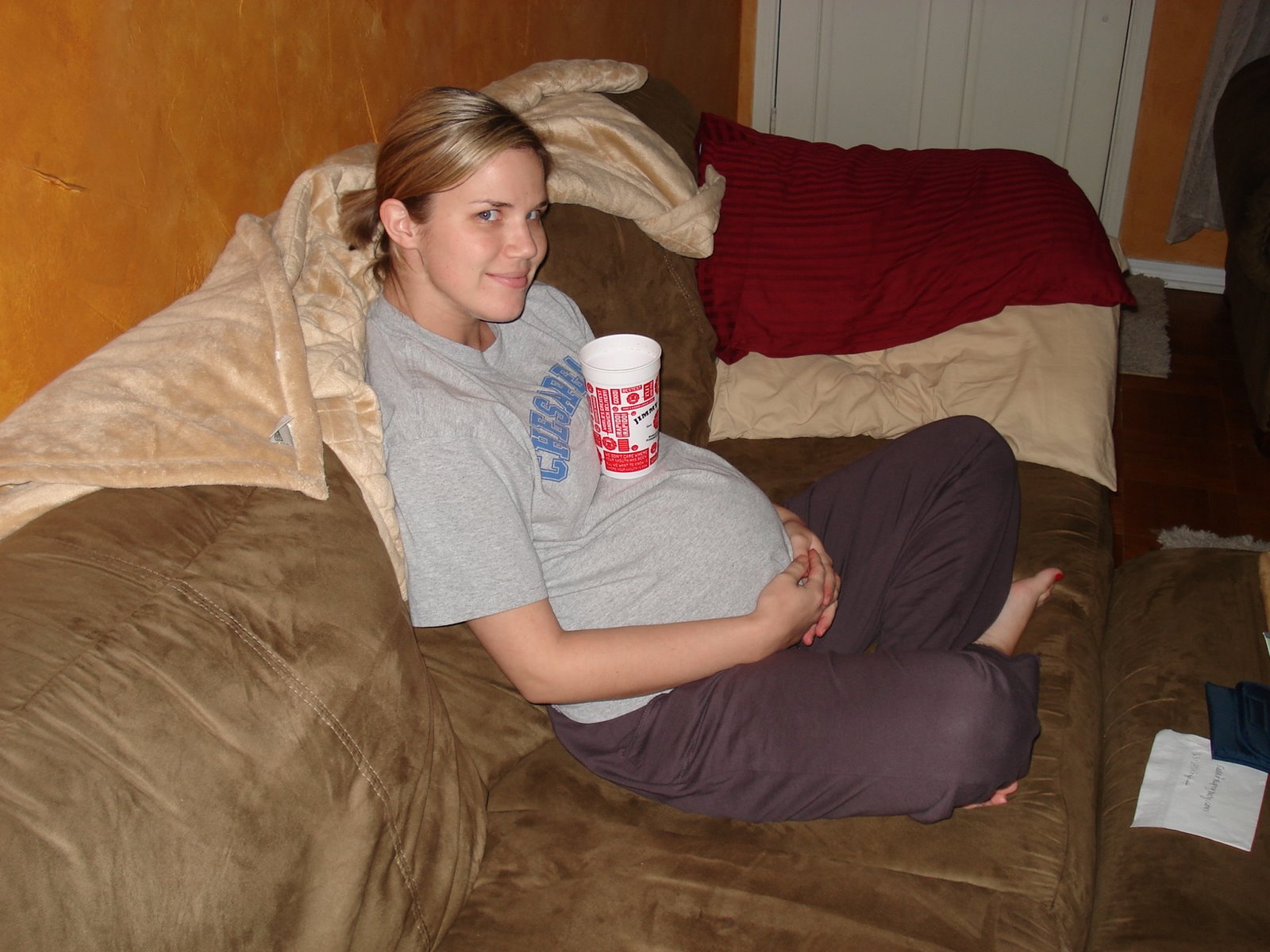 [cup+on+belly+at+35+wks.JPG]