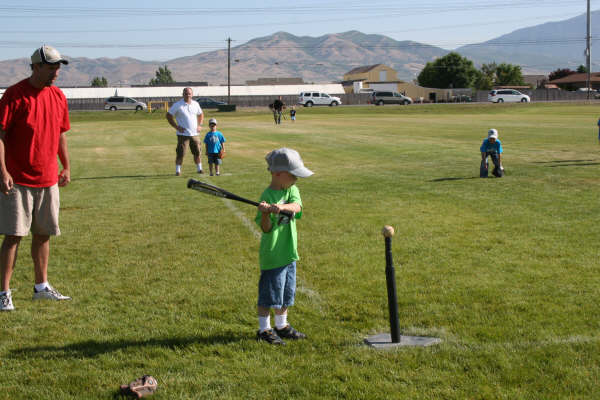 [2007-06-02+Jared's+First+T-ball+Game+(1).JPG]