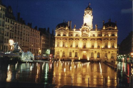 [Place_des_Terreaux+with+Bartholdi+Fountain+and+water+jets.jpg]