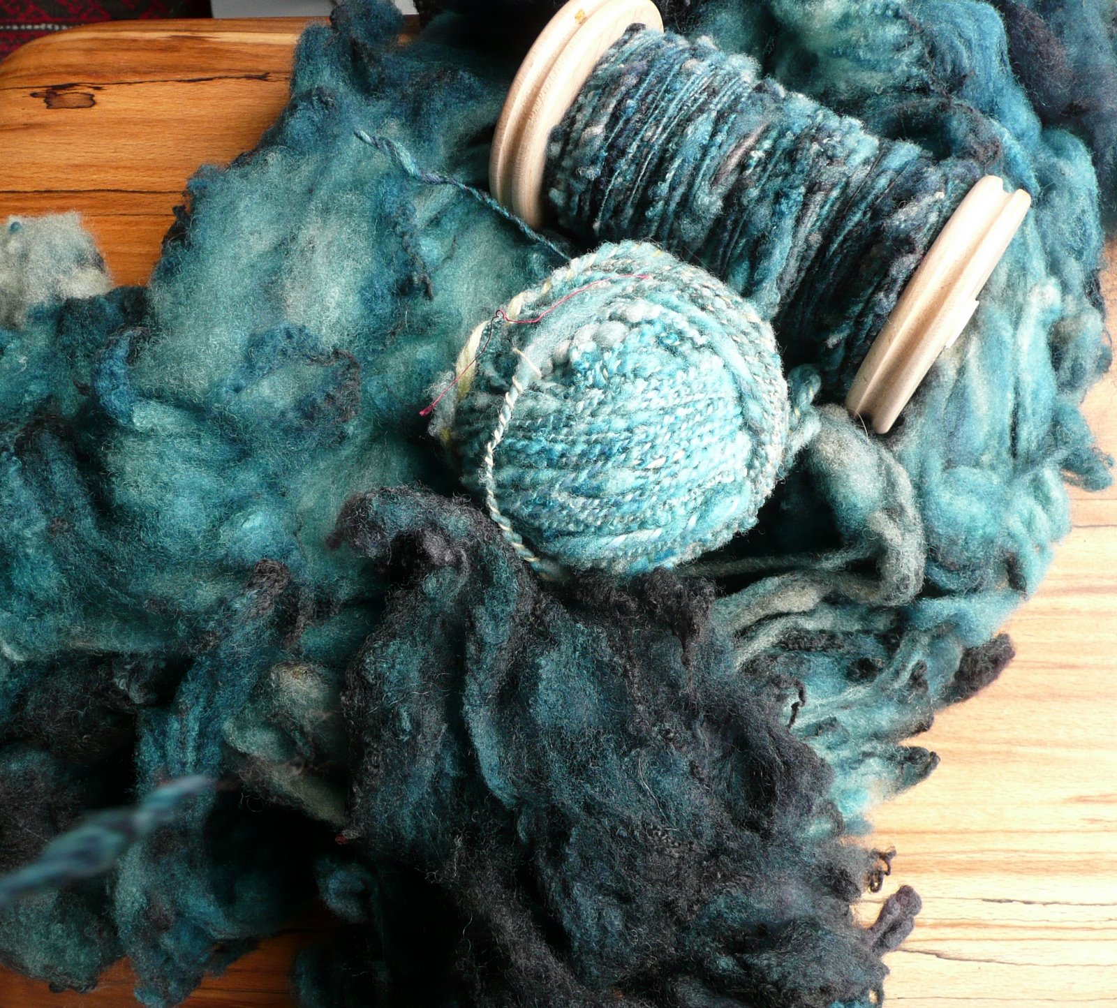 [turquoise+fibres+for+spinning.jpg]