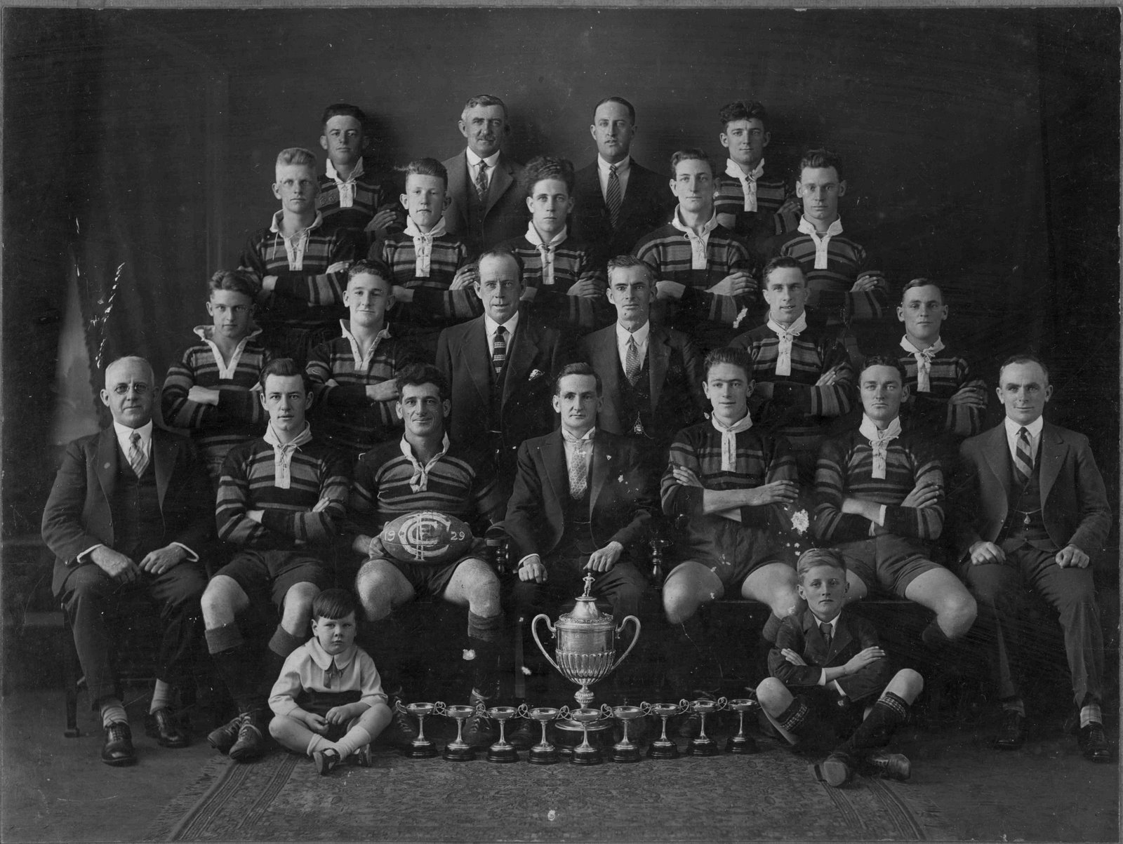 [1929+football+team.jpg]