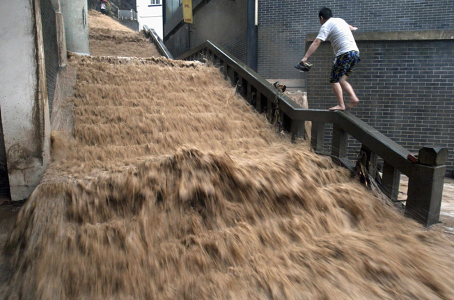 [flood+down+stairs.jpg]