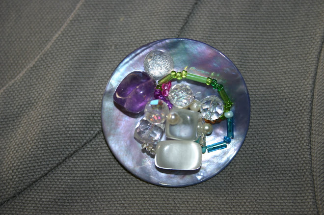 Broche nacre mauve, améthyste et cristal + petites perles de verre