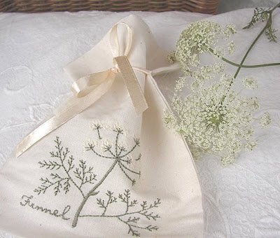 woreczek bawełniany z haftowanym kwiatem