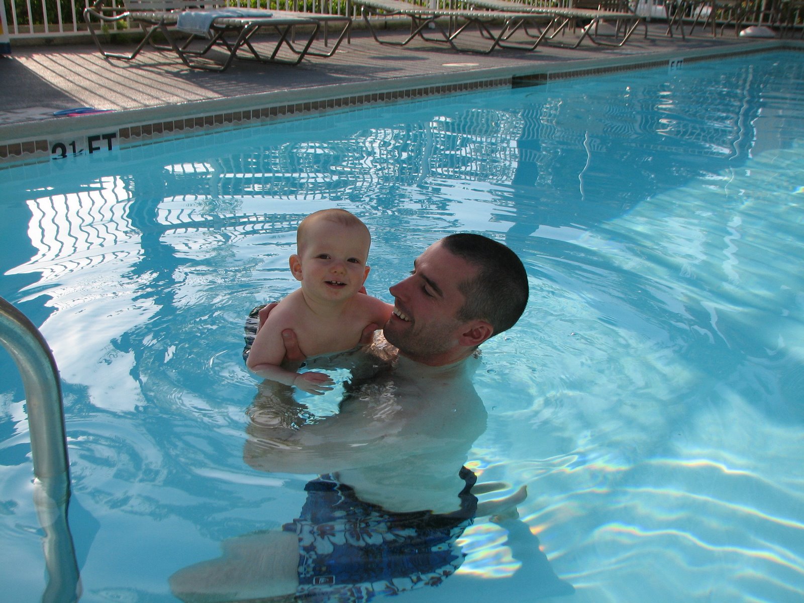 [pool+with+daddy.jpg]