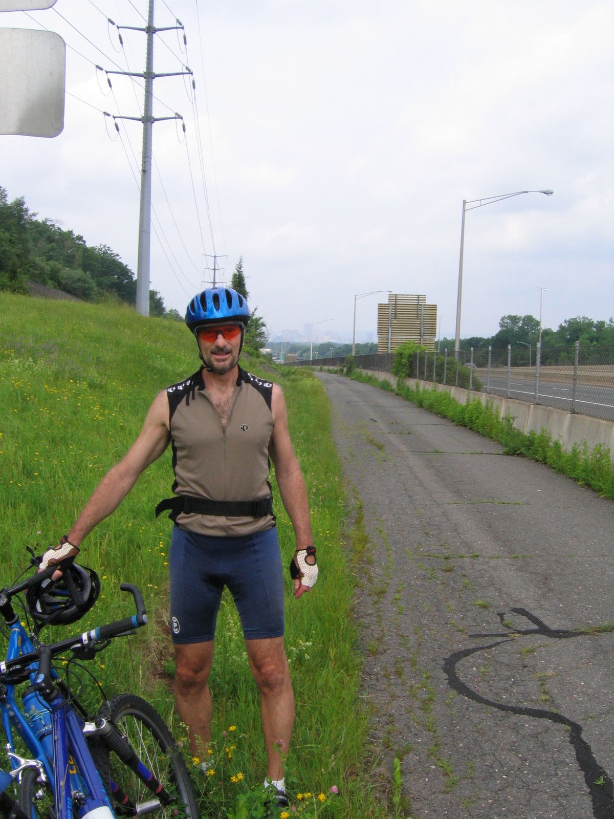 [bike+ride+with+Greg+Best+-+with+Hartford+in+background.JPG]