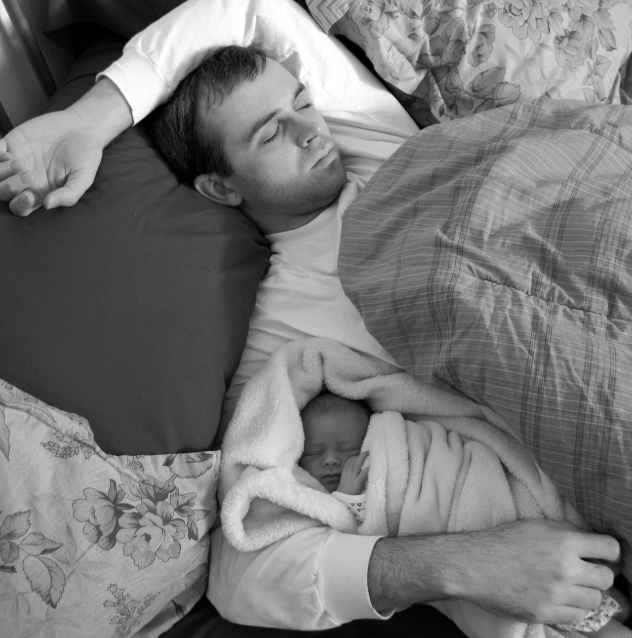 [Daddy+and+Leo+Sleeping+BW.jpg]