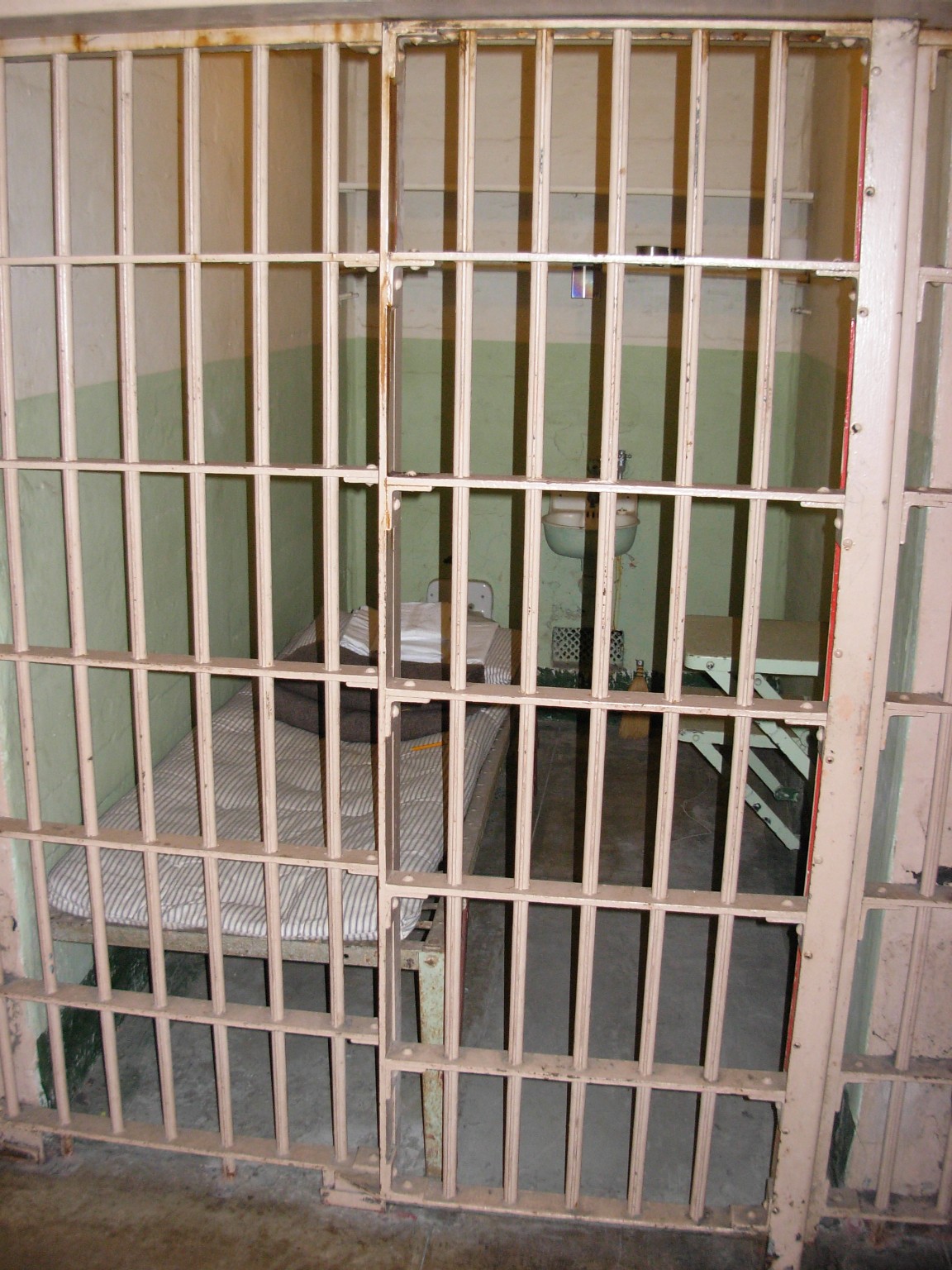 [Alcatraz+jail+cell.jpg]