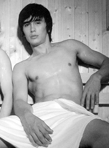 [shirtless-boy-sauna3.jpg]