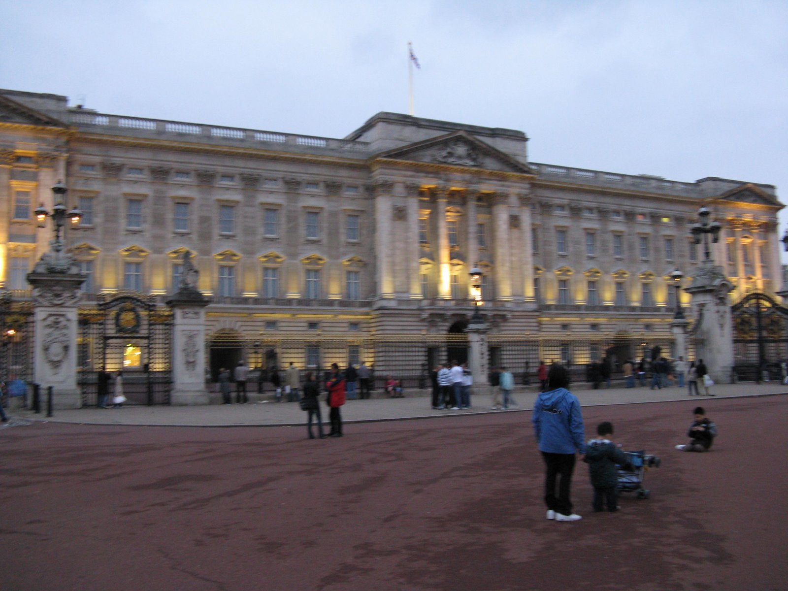 [Buckingham+Palace.JPG]