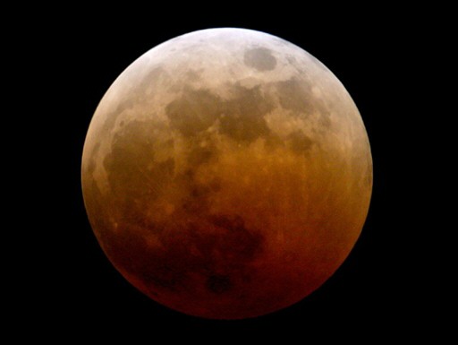 [070301122122.hnlspqxf0_a-a-blood-red-moon-is-seen-over-the-caribe-area-inb.jpg]