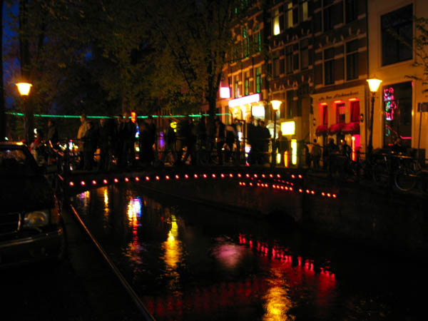 [red_light_district_canal.jpg]