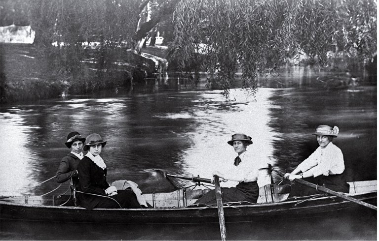 [Women+rowing+Christchurch.jpg]