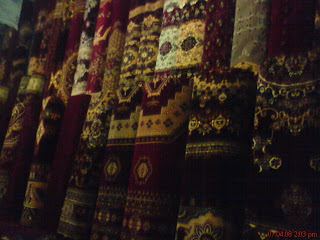 فرش فروشی در شهر مزار (فرش های ایرانی)